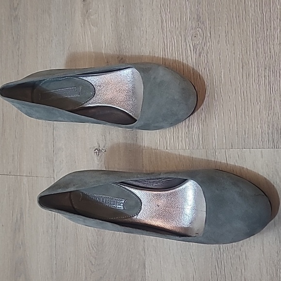 Banana republic gray suede upper 2.5 high pumps size 9 - Picture 2 of 10